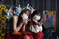 アイドル部のライブを楽しむ宮本ひなの（左）と宇都木彩乃（右）。