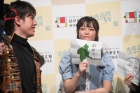 別所匠（左）の似顔絵を描いた齋藤有紗（右）。