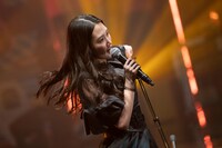 ソロ曲を歌う前川歌音。