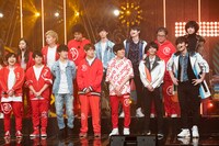 最後のコメントを求められ困る河野紳之介（前列右端）。