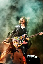 SUGIZO（G, Violin）（撮影：田辺佳子）