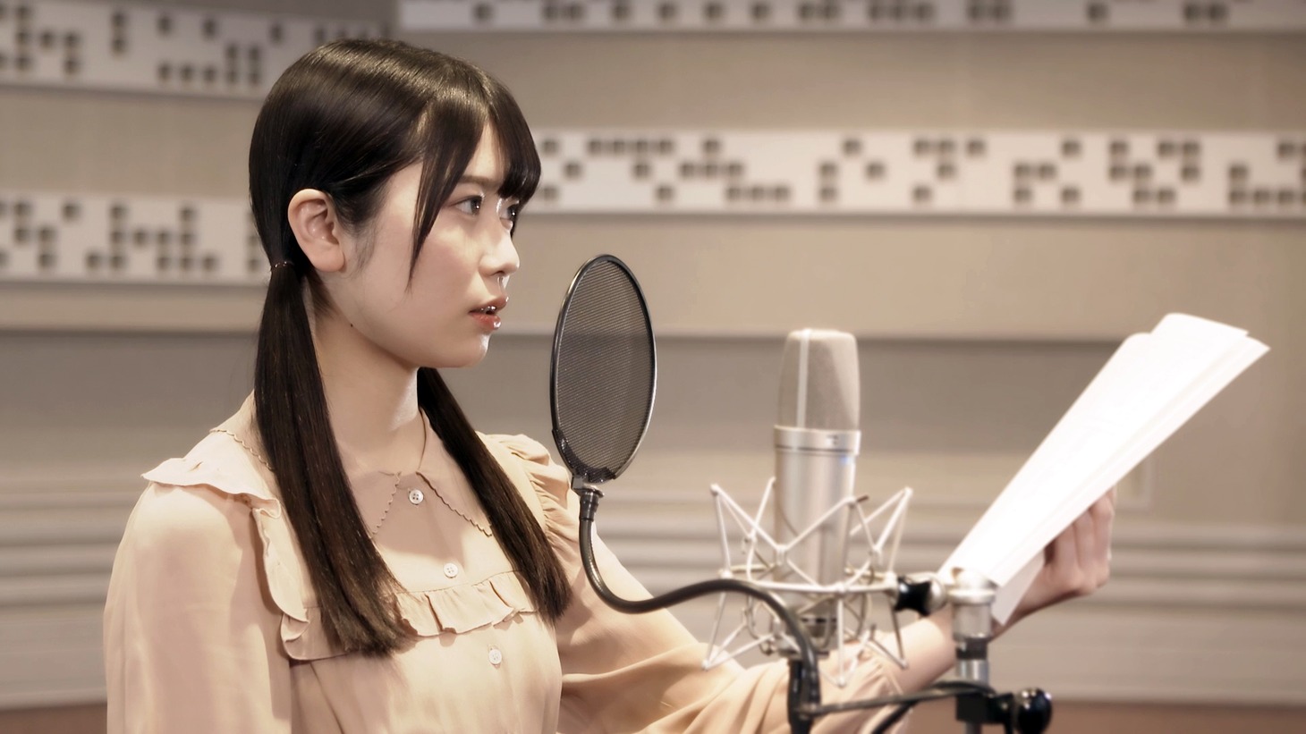 丹生明里（日向坂46）アフレコの様子。