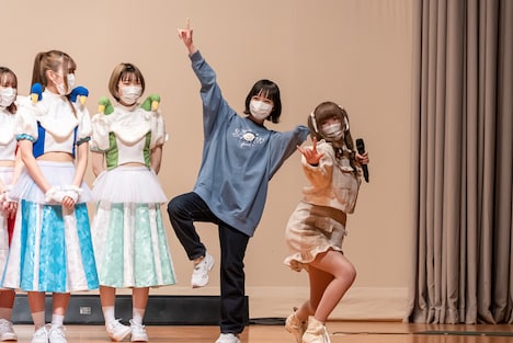 ポーズを決めるナアユ、ユメカ・ナウカナ？。