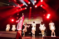 センターを陣取る角田信朗。