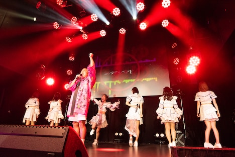 センターを陣取る角田信朗。