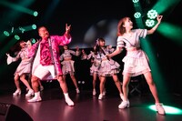 センターを陣取る自称“#ババババンビ8人目のメンバー”角田信朗。