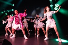 センターを陣取る自称“#ババババンビ8人目のメンバー”角田信朗。