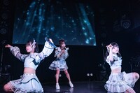 #ちっちゃいものクラブ。左から近藤沙瑛子、岸みゆ、小鳥遊るい。