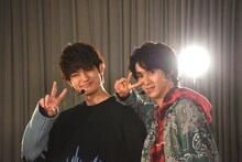 「energy」パフォーマンスのスタンバイ中の佐野勇斗、曽野舜太。