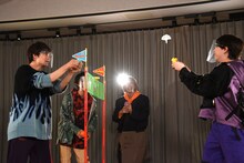 ブタミントン対決をする佐野勇斗と塩崎太智。