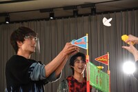 ブタミントンの羽を操る佐野勇斗。