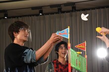 ブタミントンの羽を操る佐野勇斗。