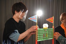 ブタミントンの羽を操る佐野勇斗。