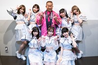 終演後に記念撮影する#ババババンビと角田信朗。