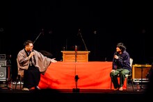 左から神田伯山、尾崎世界観（Vo, G / クリープハイプ）。（撮影：西槇太一）