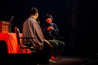 左から神田伯山、尾崎世界観（Vo, G / クリープハイプ）。（撮影：西槇太一）