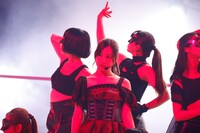 「欲望のリインカーネーション」を歌唱する星野みなみ。