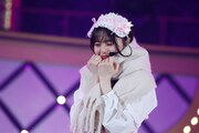「ロマンスのスタート」の曲中でマフラーに顔を埋める齋藤飛鳥。