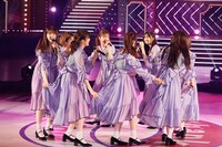 「ぐるぐるカーテン」を披露する乃木坂46 1期生たち。