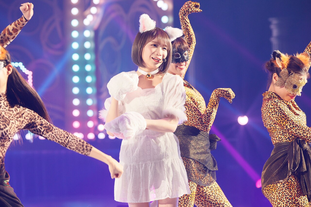 Out of the blue」を猫語で歌唱した秋元真夏。 - 「みんなと一緒なら