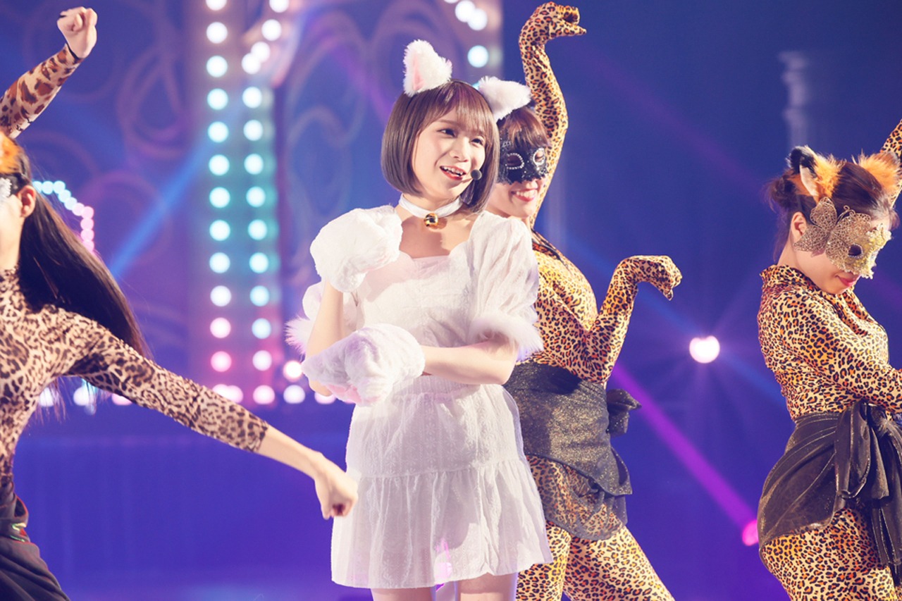 「Out of the blue」を猫語で歌唱した秋元真夏。