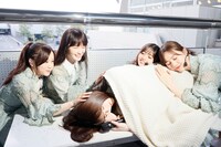 「釣り堀」の最後でベンチに横たわる松村沙友理と、松村に寄り添うメンバー。