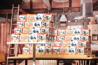 山積みになった「サッポロ一番」。