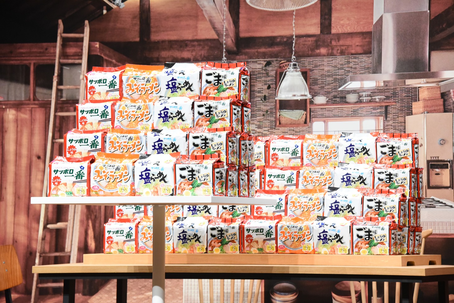 山積みになった「サッポロ一番」。
