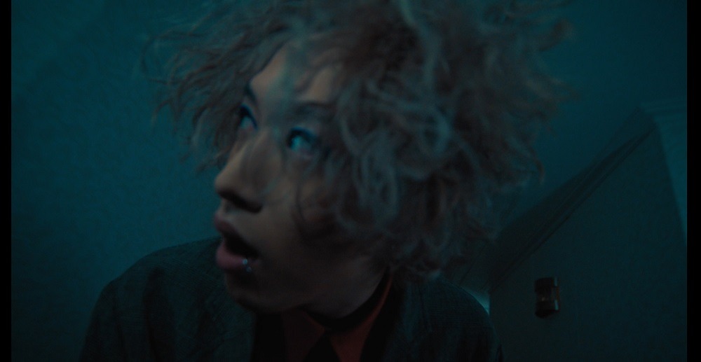 キタニタツヤ「Ghost!?」MVのワンシーン。