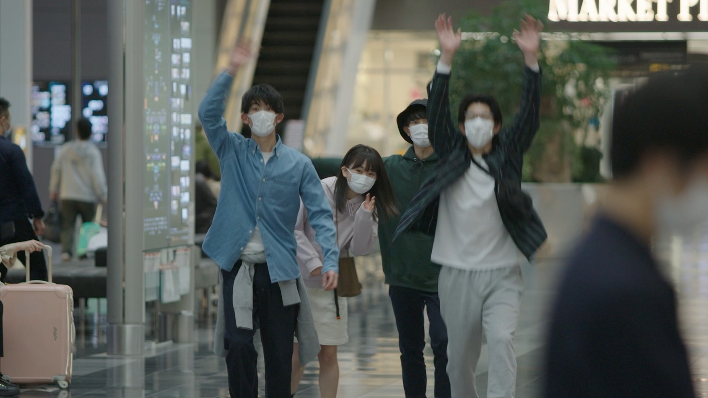 JAL×コカ・コーラ2021「新たな旅立ち」編のワンシーン。