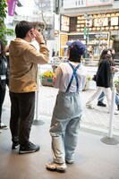 ARグラスをかけたイベント参加者とyuu。