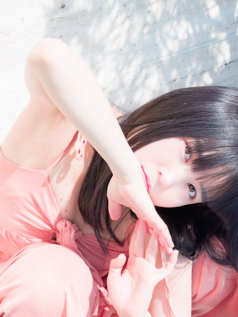 里咲りさが部屋でくつろぐ「太陽の仕業」MV