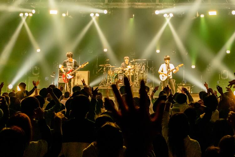 UNISON SQUARE GARDENライブBD/DVD、特典に昨年の配信ライブ映像視聴 