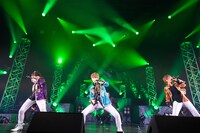 「Fighting Man」のパフォーマンスの様子。