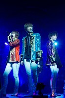 「Fighting Man」のパフォーマンスの様子。