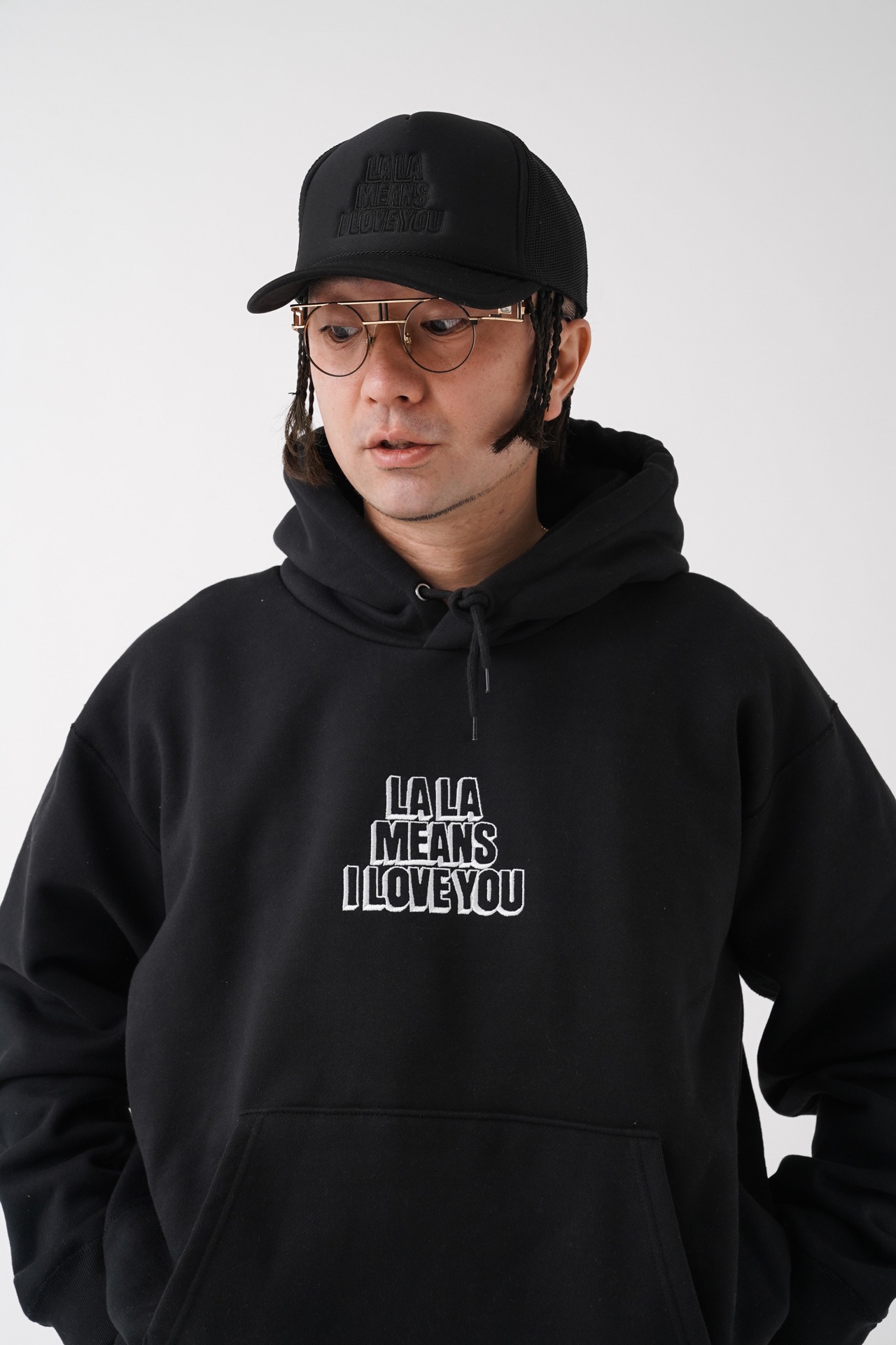 NEMESの新作を着用するZEN-LA-ROCK