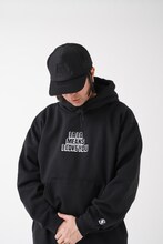 NEMESの新作を着用するZEN-LA-ROCK