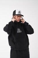 NEMESの新作を着用するZEN-LA-ROCK