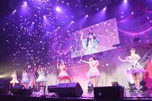 桜吹雪が舞う中「さくら燦々」を歌う超ときめき▽宣伝部。