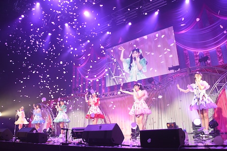 桜吹雪が舞う中「さくら燦々」を歌う超ときめき▽宣伝部。