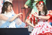 左から辻野かなみ、坂井仁香。