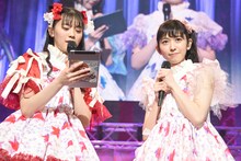 配信画面のチャットを読み上げる坂井仁香と小泉遥香。