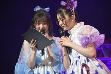 配信画面のチャットを読み上げる辻野かなみと杏ジュリア。