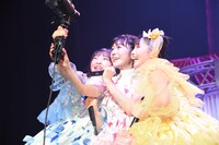 自撮りカメラに向かって歌う辻野かなみ、小泉遥香、菅田愛貴。