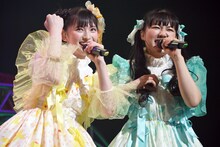 吉川ひより（右）のギャグに即興で対応する菅田愛貴（左）。