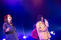 デュエットする小湊美和（左）と柏木ひなた（右）。