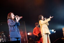 デュエットする小湊美和（左）と柏木ひなた（右）。