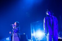 デュエットする小湊美和（左）と柏木ひなた（右）。