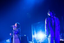 デュエットする小湊美和（左）と柏木ひなた（右）。