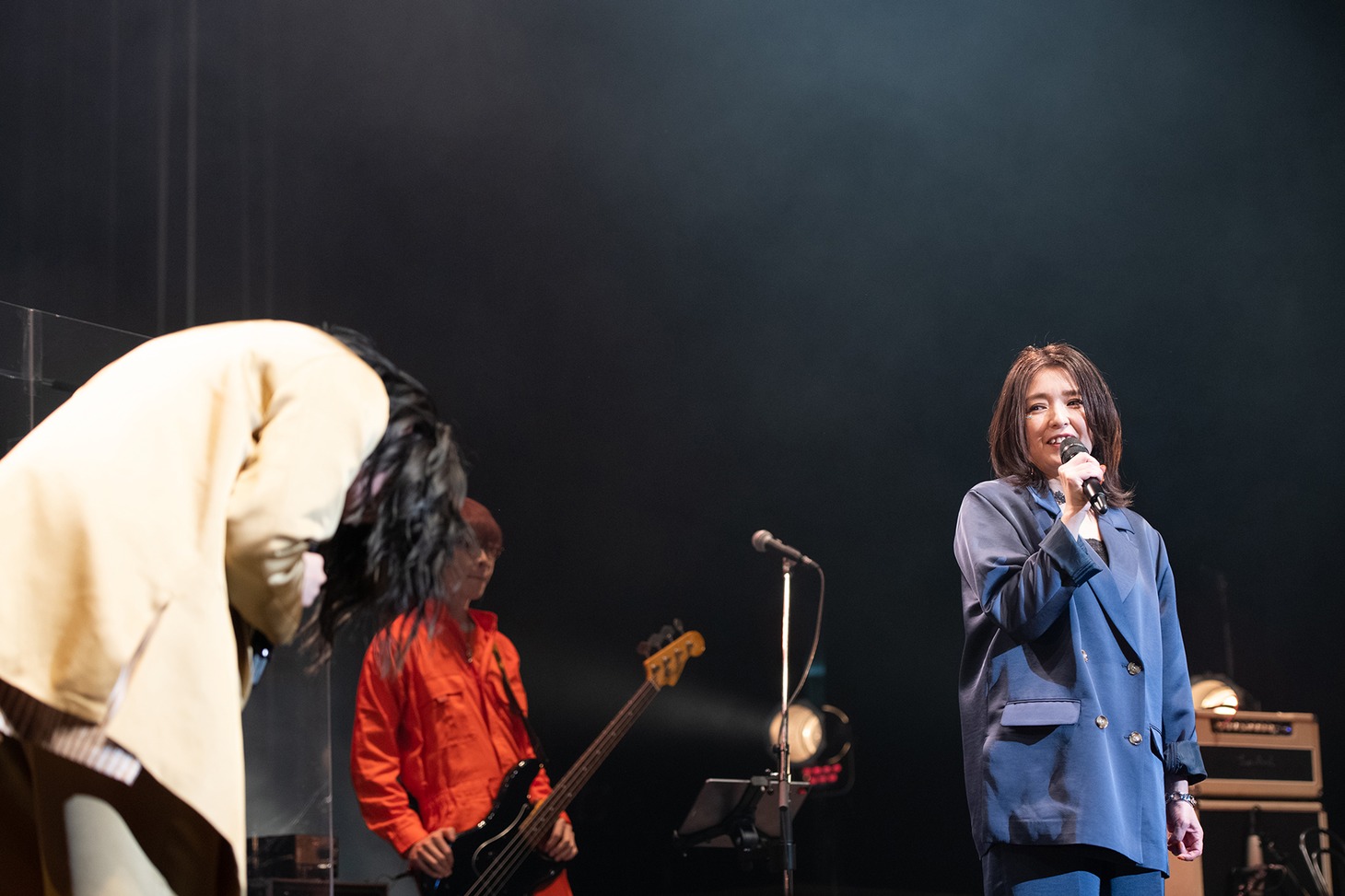 小湊美和（右）に「好きです」と告白する柏木ひなた（左）。